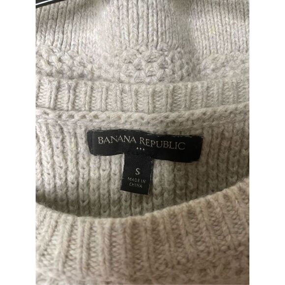 Banana‎ Republic Factory heather beige and grey crew neck sweater, Size Small - Picture 4 of 4